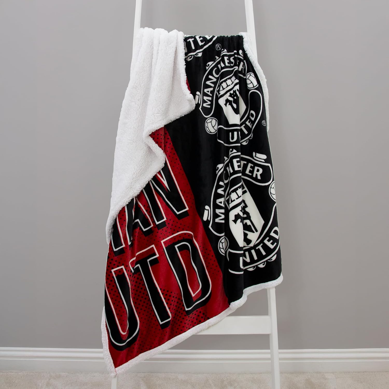Couverture Polaire Officielle Manchester United FC | Plaid Super Doux et Chaud avec Revers Sherpa, Design empilé | Parfait pour la Maison, la Chambre, Les soirées Pyjama et Le Camping - Image 2