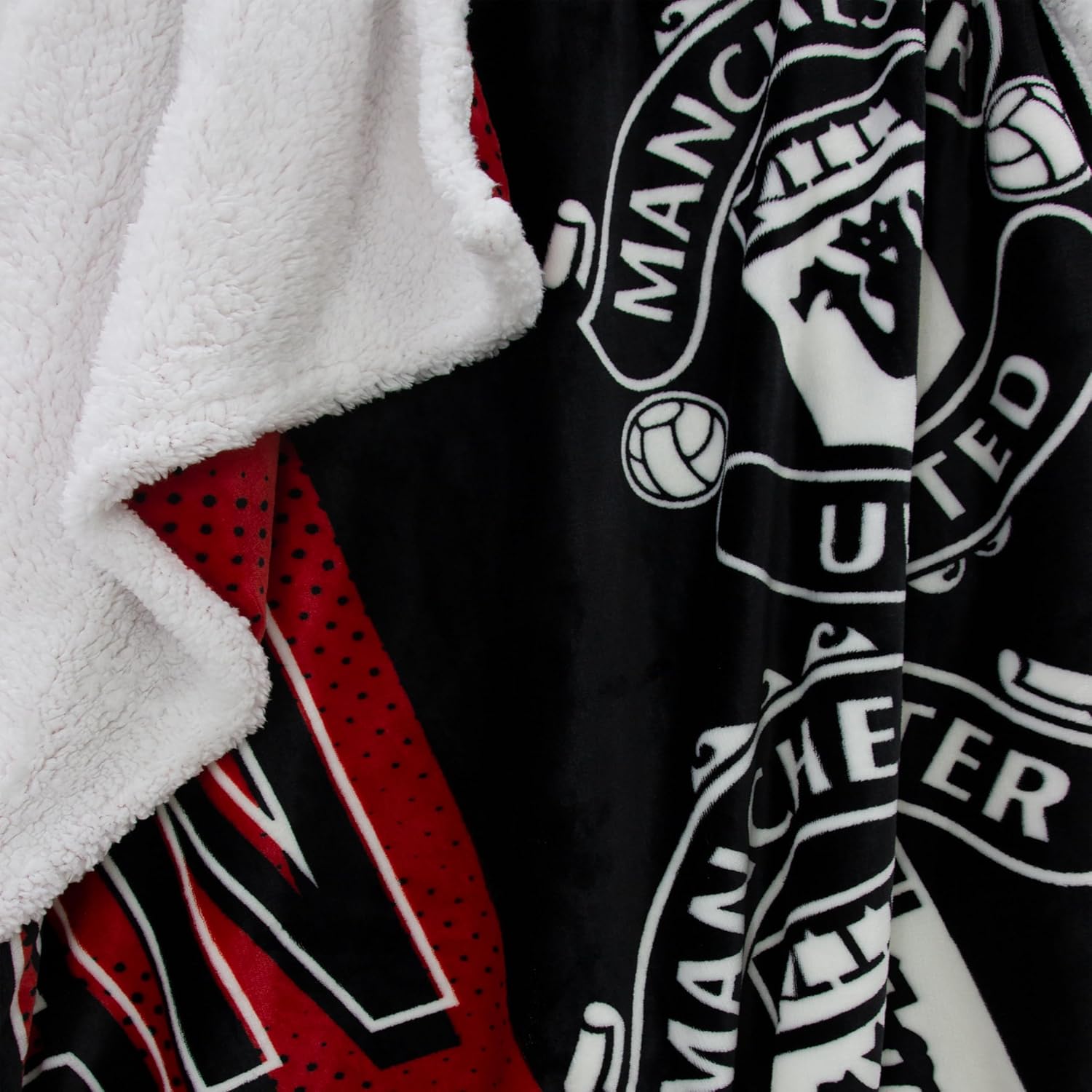 Couverture Polaire Officielle Manchester United FC | Plaid Super Doux et Chaud avec Revers Sherpa, Design empilé | Parfait pour la Maison, la Chambre, Les soirées Pyjama et Le Camping - Image 4