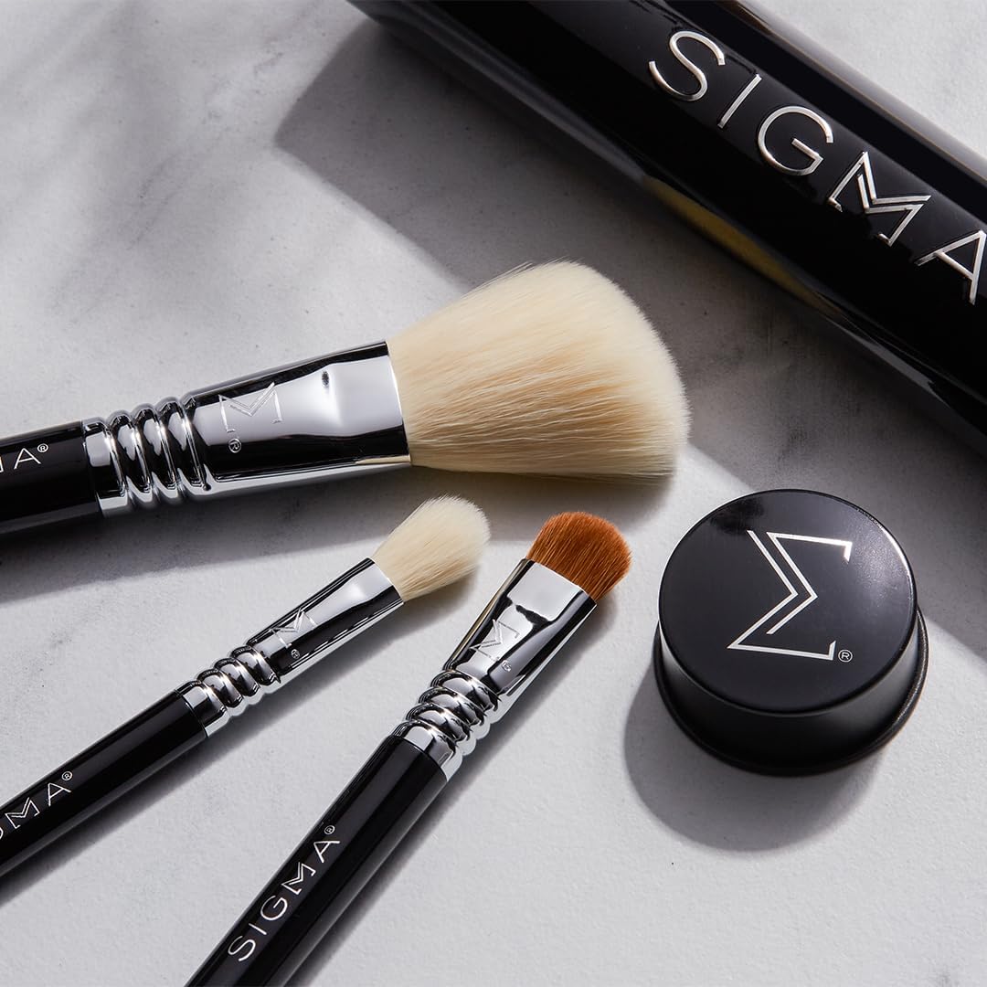 Sigma Beauty Travel Essential Trio – Lot de 3 pinceaux de maquillage pour fond de teint, poudre, fard à paupières, avec support en étain, sans danger pour la peau, pinceaux de maquillage végétaliens - Image 4