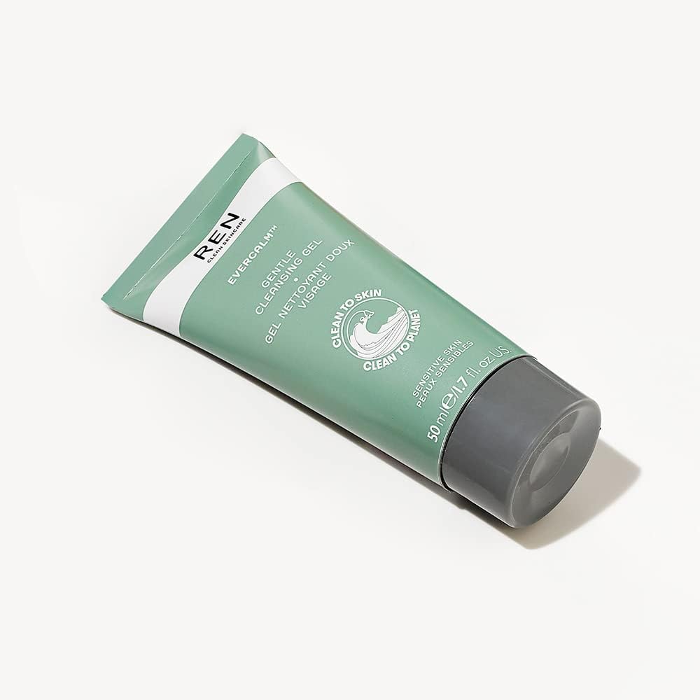 REN Evercalm Gel nettoyant doux – Apaise, hydrate et nettoie les peaux sensibles, renforce la barrière cutanée, 50 ml - Image 2
