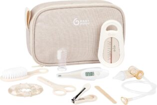 71oMzR93xXL._AC_SL1000_.jpg Babymoov Trousse de Soin Bébé - Compacte & Nomade - Dès la naissance - 9 Accessoires Essentiels Soin de Bébé dont Brosse à Cheveux, Thermomètre digital, Thermomètre de bain, Petit Coupe Ongles, Sable