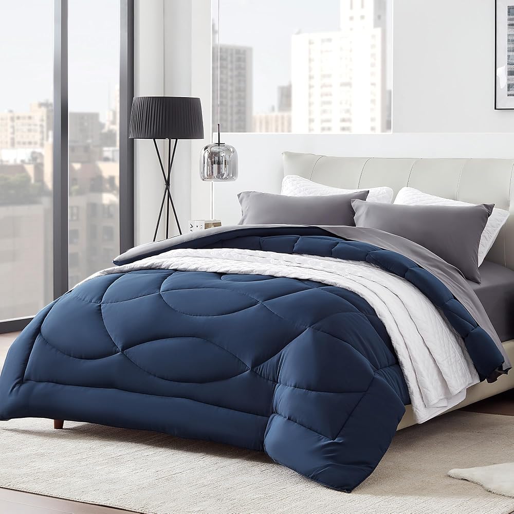 SLEEP ZONE Couette réversible en duvet alternatif pour très grand lit, légère, douce et respirante pour toutes les saisons, côté bleu marine + côté B gris - Image 2
